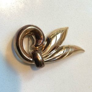 🌻12 k gold filled floral pin🌻